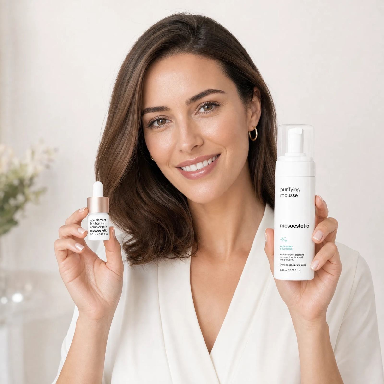 Специалист държи mesoestetic серум и purifying mousse